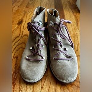 Hush Puppies Light Gray Catelyn Women’s Boots - size 7